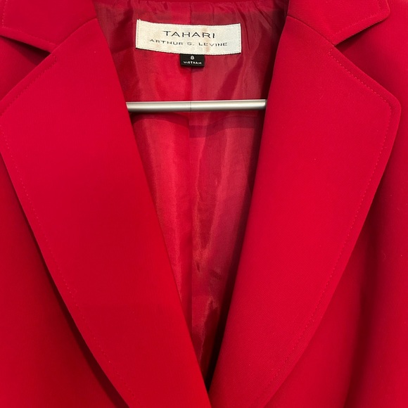 Tahari beautiful deep red women’s blazer jacket. flattering cut-style - size 8 - Picture 9 of 14